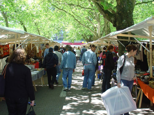 Marktstände auf dem Kunst- & Tr�delmarkt Fehrbelliner Platz